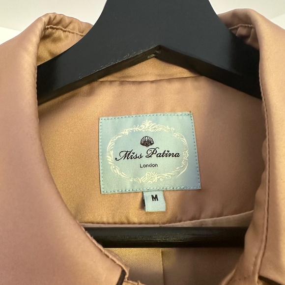 Chic Tan Trench Coat with Cat Design - Picture 3 of 3